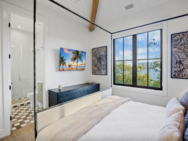 Custom Luxury Home 7 minute walk to beach and South Village